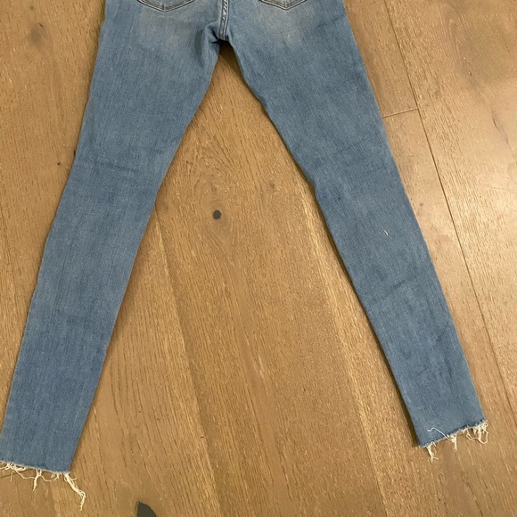 Levis super skinny 710 sz 26 with distressing and raw hem in perfect condition - Picture 2 of 3